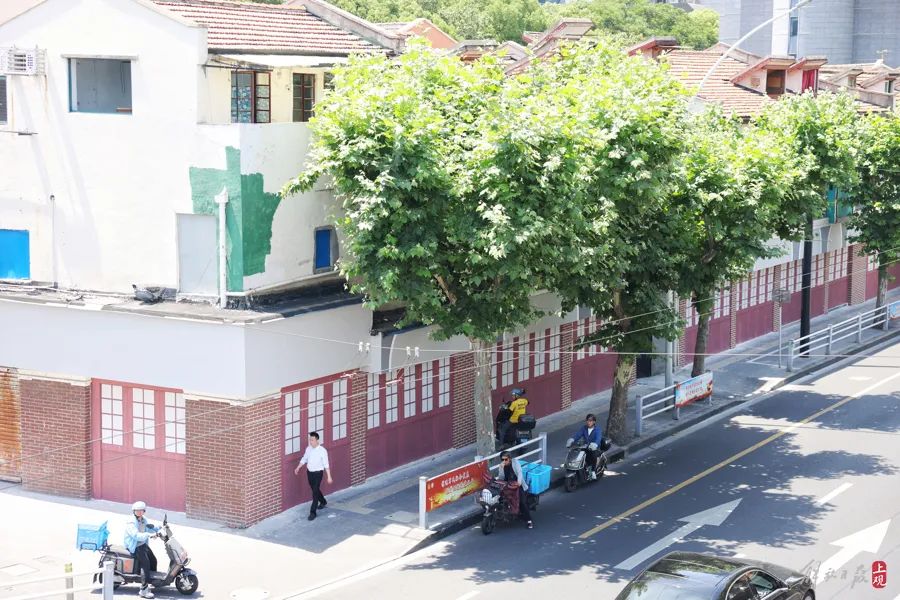 石门一路上，旧改基地外围绘上了墙绘。海沙尔摄