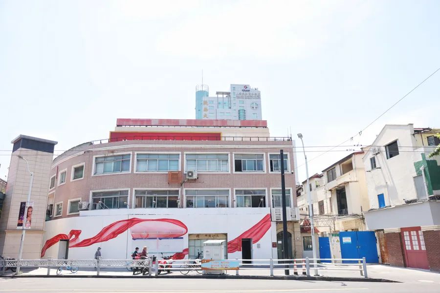 石门一路上，一处旧改地块外围绘上了墙绘 海沙尔摄
