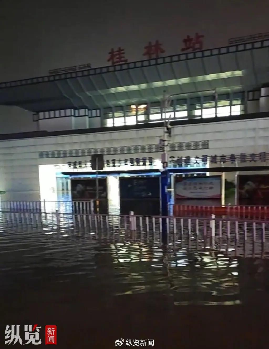 桂林火车站广场内涝积水。(来源/网友视频截图)