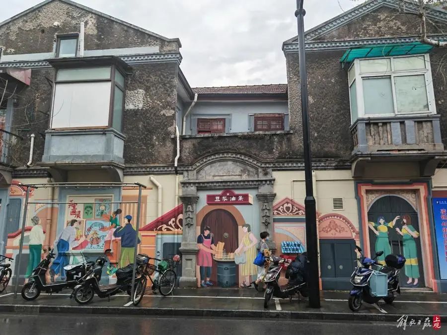 西成里旧改地块（淡水路段）围墙在去年绘上了墙绘，带动了小路的人气。唐烨摄