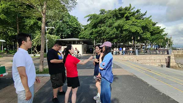 人民網記者採訪紅樹林公園遊客。人民網記者 李彤攝