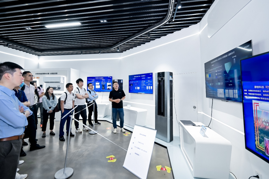 股东参观海尔智家科技成果展图片来源:海尔智家