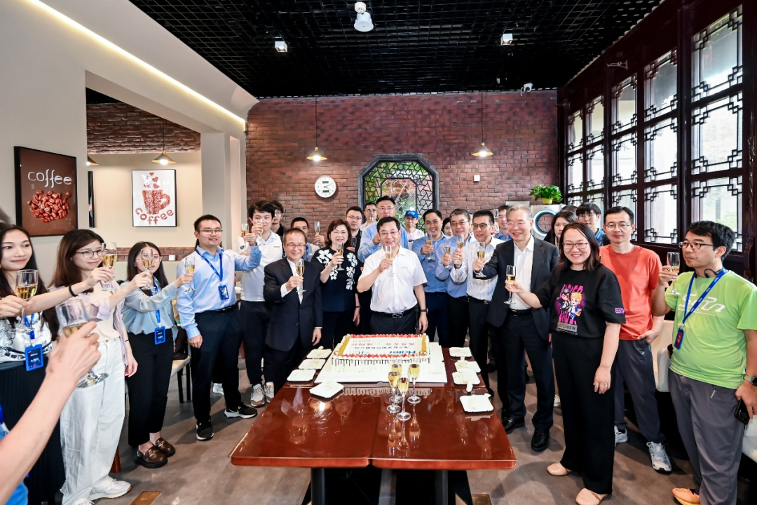 股东大会庆祝仪式现场图片来源:海尔智家