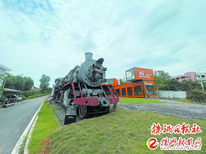 ▲停放在「清水塘印象」餐廳外的火車頭。 記者/伍靖雯 攝