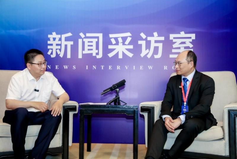 大新中国执行董事兼行长何嘉扬先生(图右)接受《中国周刊》社专访