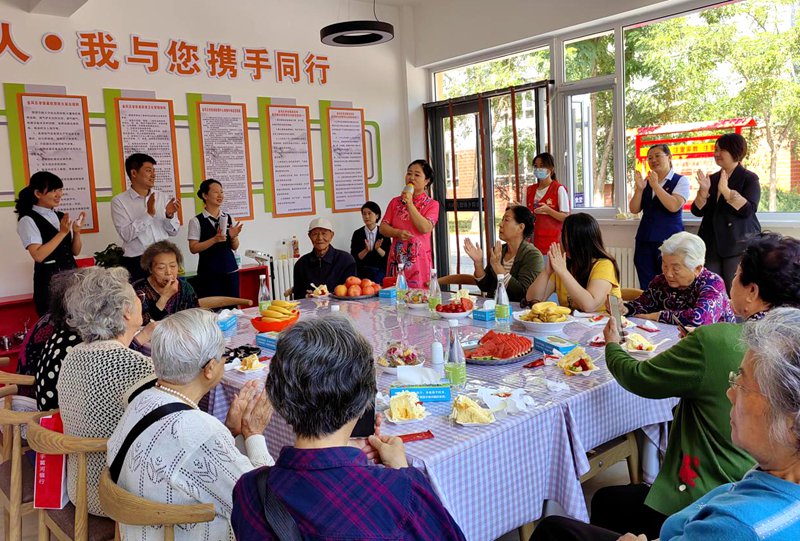 居民在社區食堂里舉辦聯歡會。長城花園社區供圖