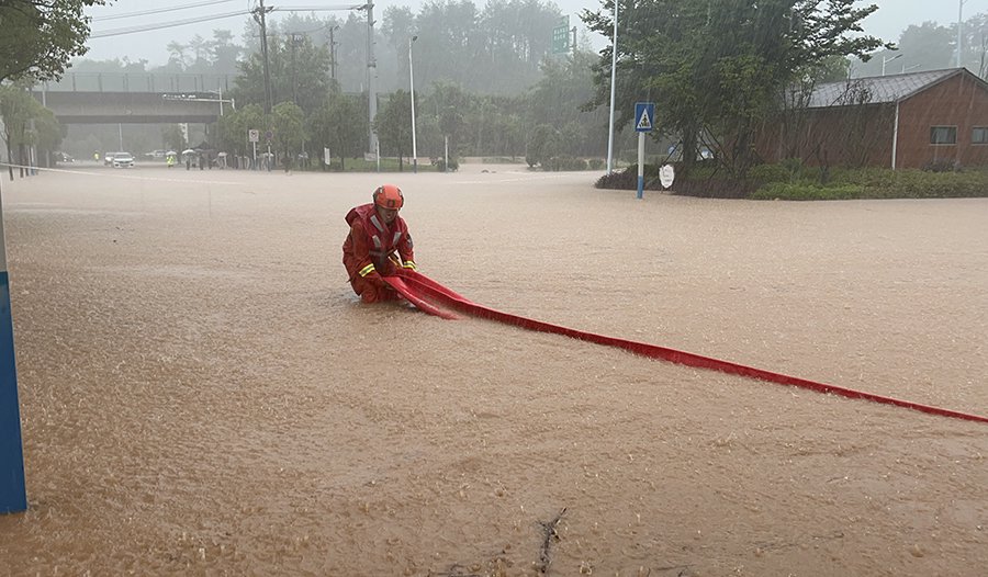 處置市政主幹道積水(殷森磊 攝)
