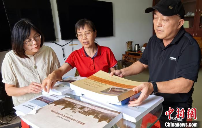 6月20日,福建省龍岩市上杭縣文物專家查閱李氏大宗祠相關資料,為編製修繕方案做準備。中新社記者 張金川 攝