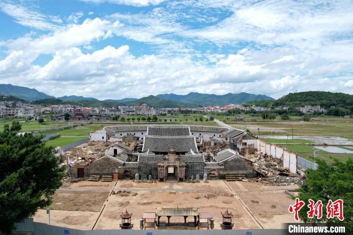 6月20日,部分坍塌的李氏大宗祠一片狼藉。(無人機照片) 中新社記者 張金川 攝