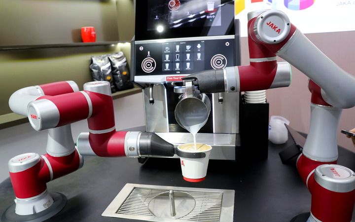 節卡機器人股份有限公司上海展廳內，機器人在表演調製咖啡（5月24日攝）。新華社記者 龔兵 攝