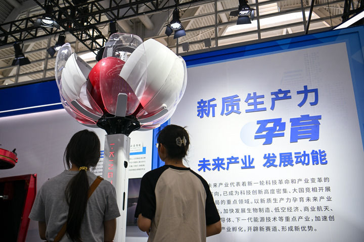 6月20日,與會者參觀天津雲聖智能科技有限責任公司展區展出的「聖·寶蓮燈」全自主無人機巡檢系統。新華社記者 孫凡越 攝