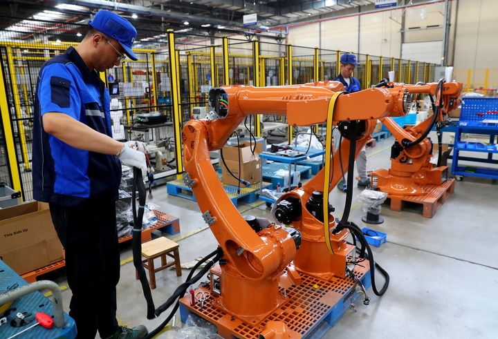 工作人員在上海新時達機器人有限公司位於嘉定的智能工廠內忙碌（5月23日攝）。新華社記者 龔兵 攝