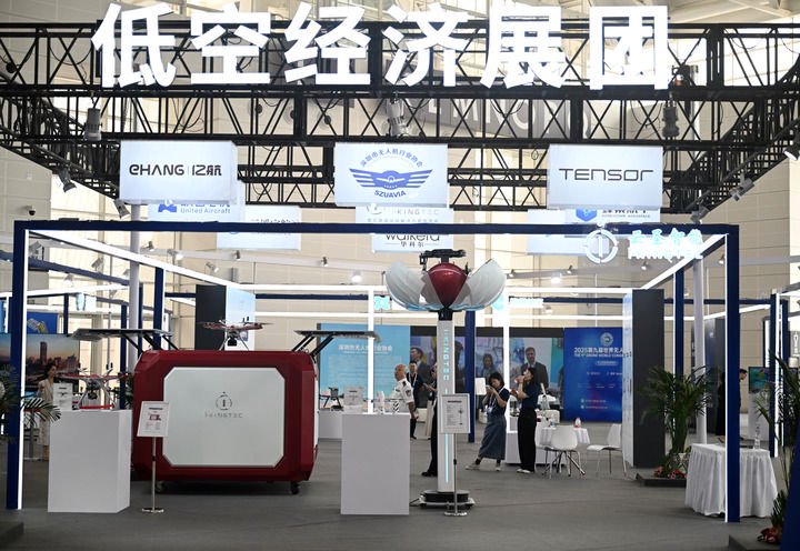 6月20日,參觀者在博覽會低空經濟展團參觀。新華社記者 趙子碩 攝