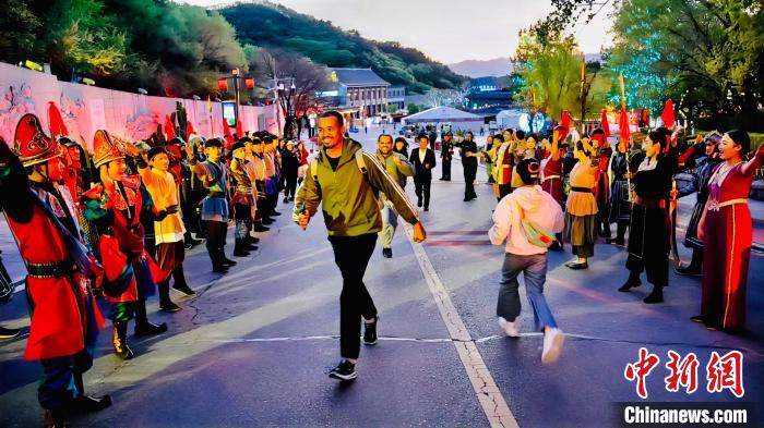 图为北京八达岭长城景区接待入境游客。八达岭文旅集团供图