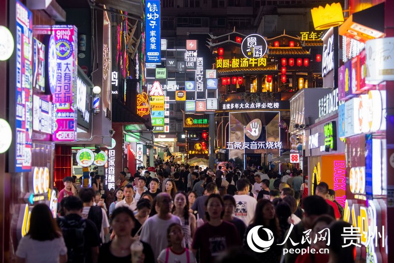 6月21日,貴陽,青雲市集內遊人如織。人民網記者 翁奇羽攝