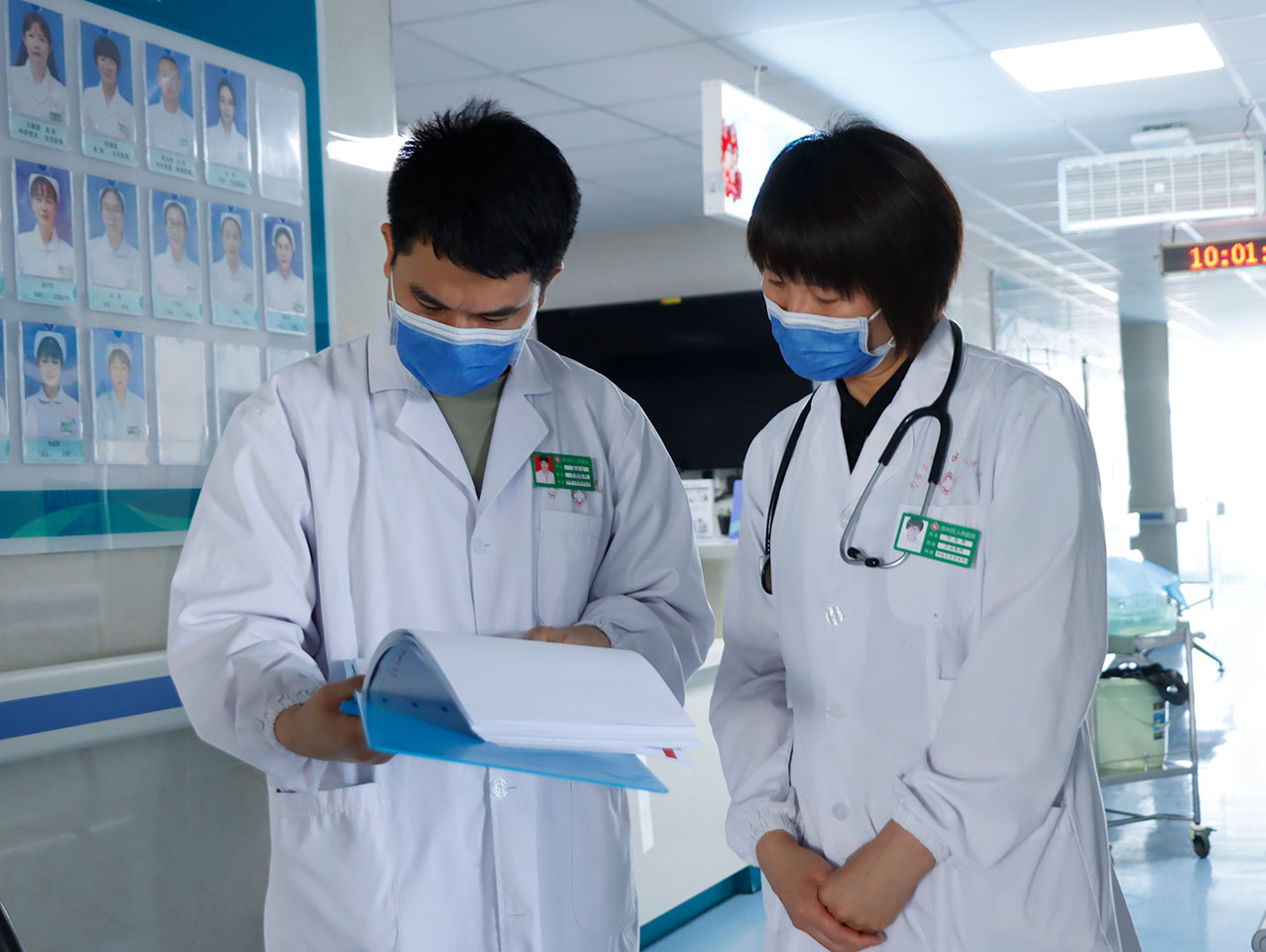 幫扶專家吳達文(左一)與原州區人民醫院呼吸與危重症醫學科醫師在走廊交流患者的臨床病例。趙睿攝