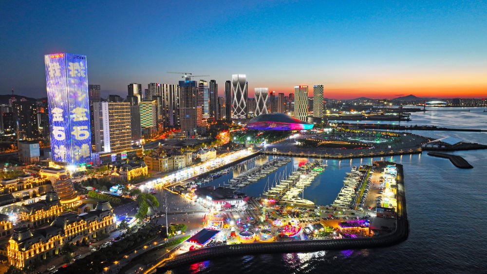 ↑夏季達沃斯主會場所在的大連東港商務區。