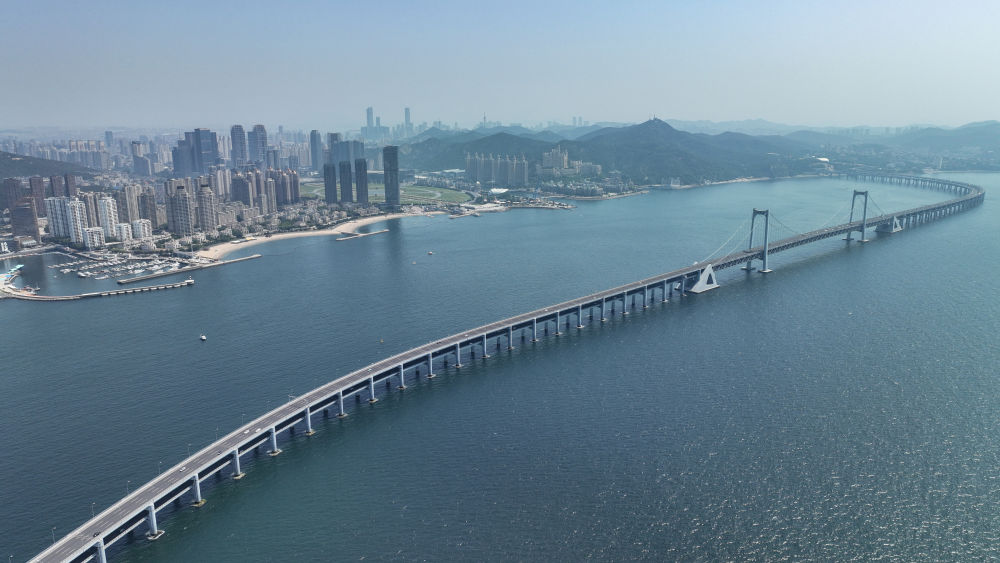 ↑大連星海灣大橋和城市景觀