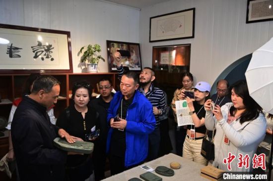圖為海外華文媒體一行採訪卓尼縣中國洮硯電商中心。九美旦增 攝