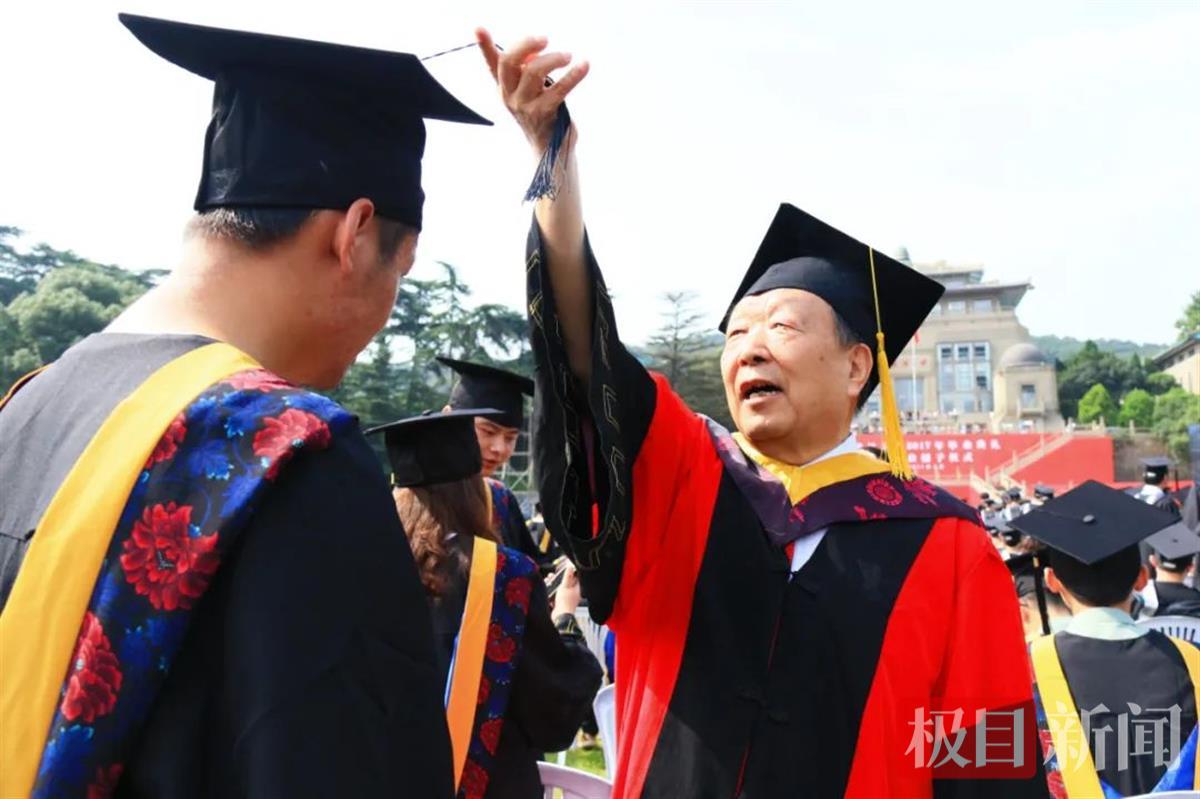 李德仁為畢業生撥穗