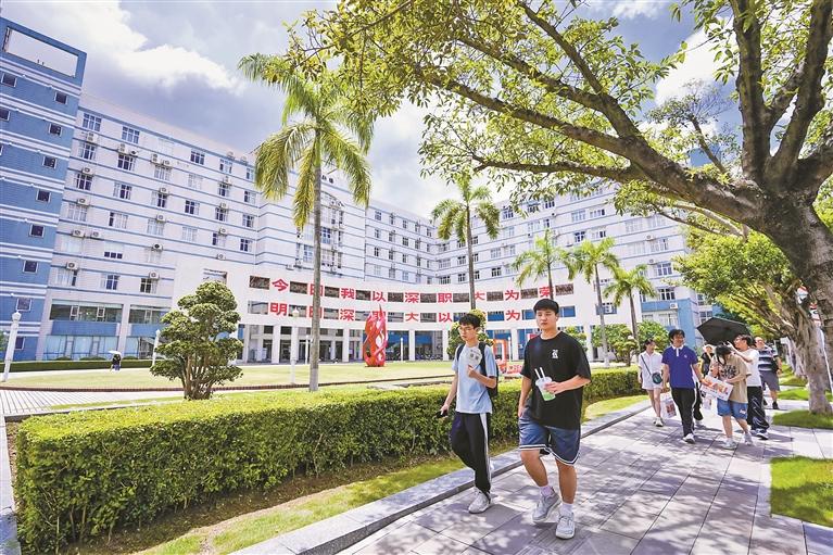 考生及家长实地参观深职大。(学校供图)