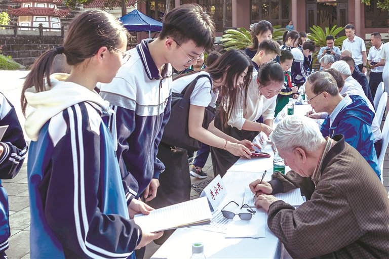 图为四川省资阳市安岳县秦九韶纪念馆“数学科普教育基地”授牌仪式现场,院士给参加活动的师生签名。图片来源:视觉中国