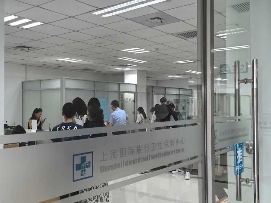 △预防接种的房间里,两个接种窗口非常忙碌,外侧座位上坐满了等待接种以及接种完正留观的市民。