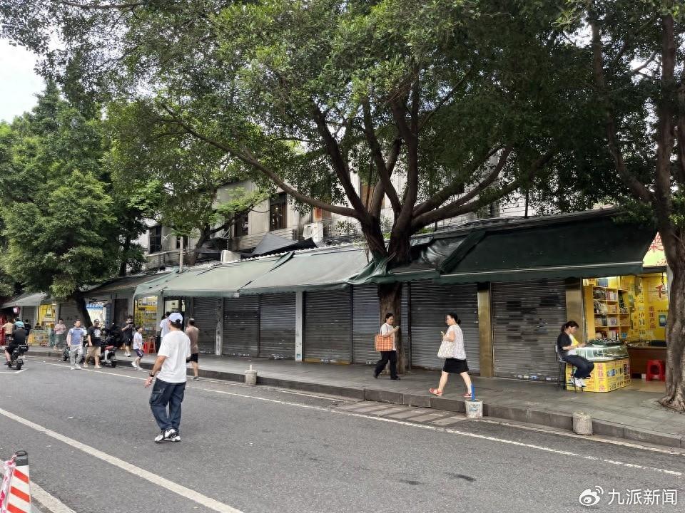 南方钟表交易中心附近多家商铺紧闭。 杜逢/摄