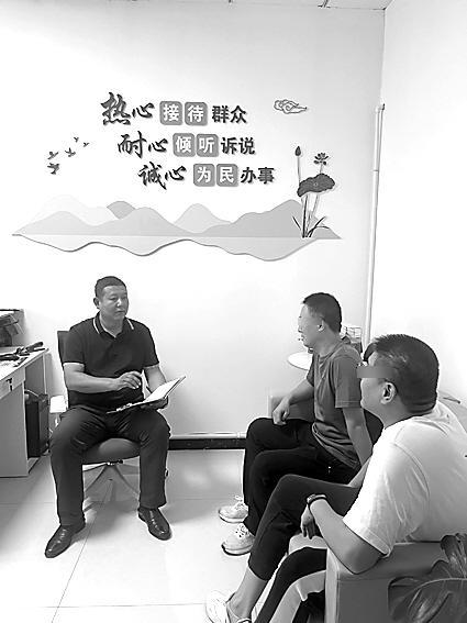 桥西区人民调解员正在耐心化解一起纠纷。