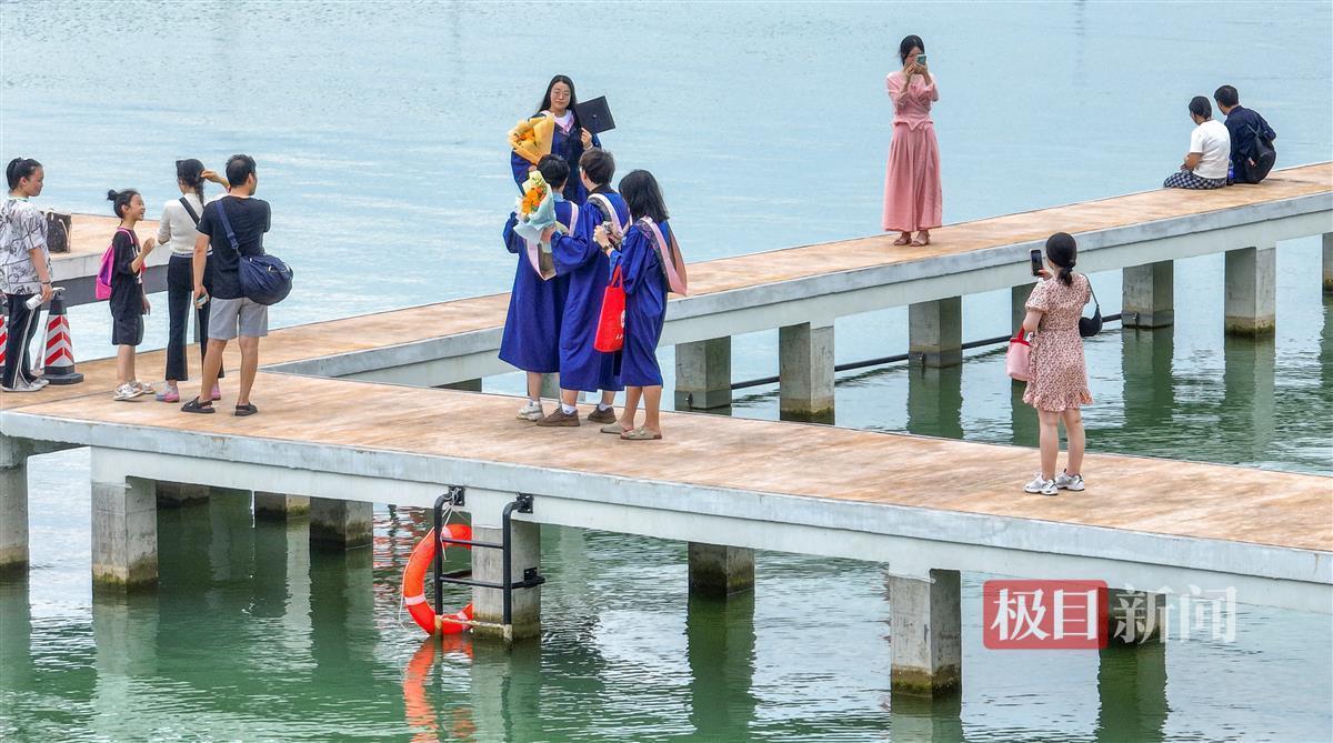 學生在淩波門棧橋打卡拍照