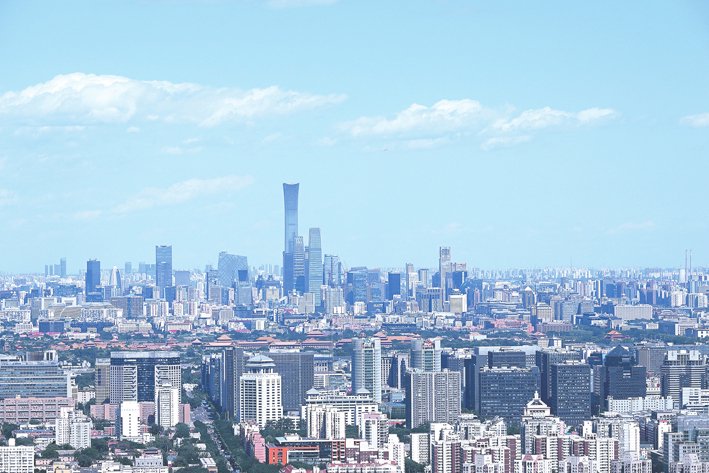 6月26日,北京宣布首套房最低首付款比例从27日起调整为不低于20%。图为北京城区中的高楼。 新华社图