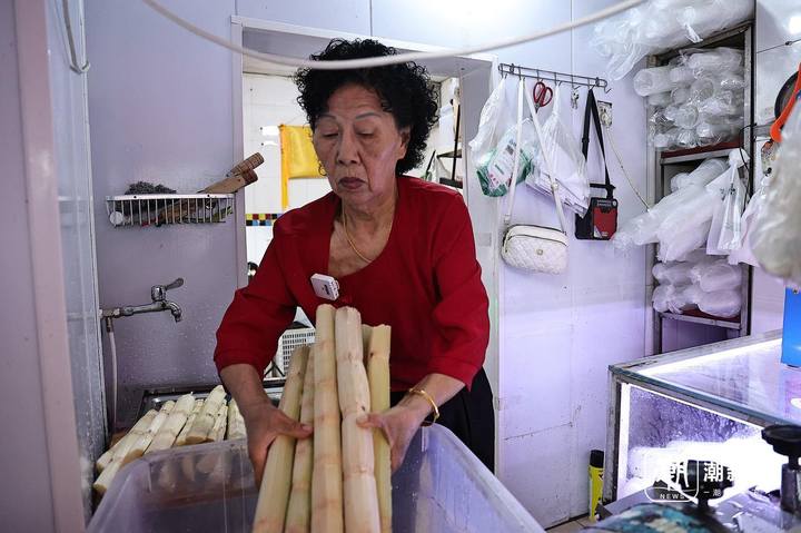 韩素珍在店里忙碌。潮新闻记者 于诗奇 摄