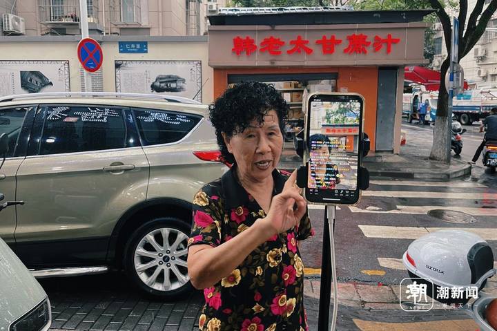 韩素珍在向小娄直播间的网友打招呼。潮新闻记者 吴馥梅 摄