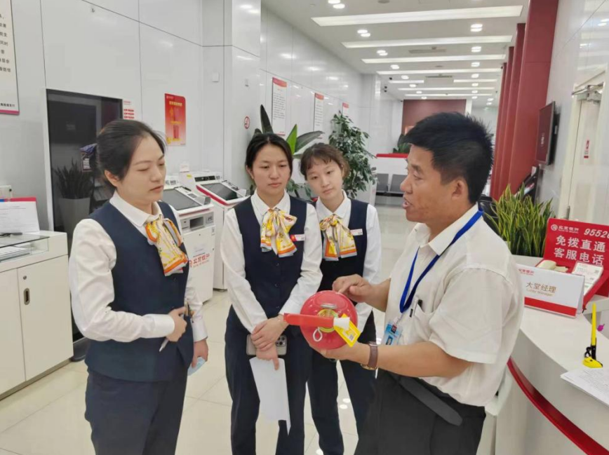 北京银行上海分行开展灭火器使用培训