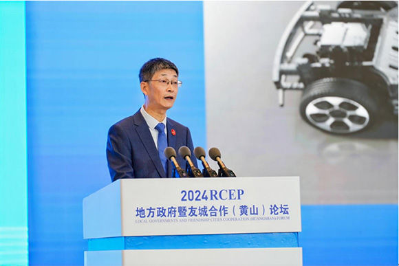 江汽集团股份公司副总经理张鹏在活动现场发言