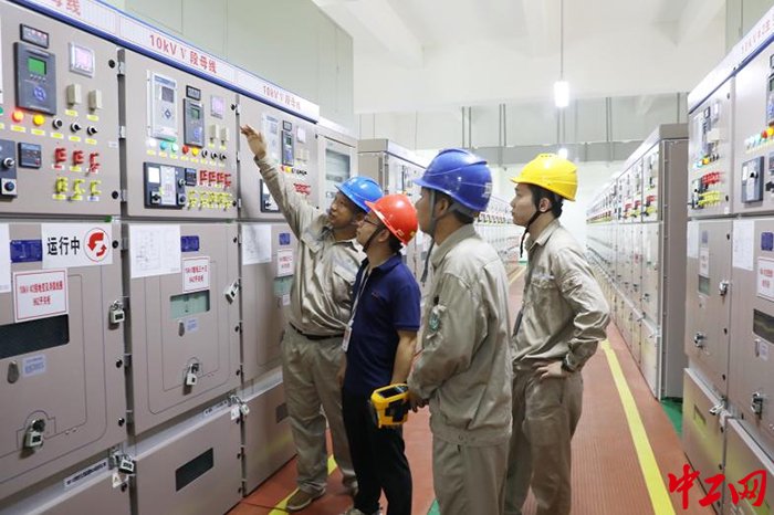 国网厦门供电公司劳模工匠志愿服务队开展现场服务。 潘书婷 摄