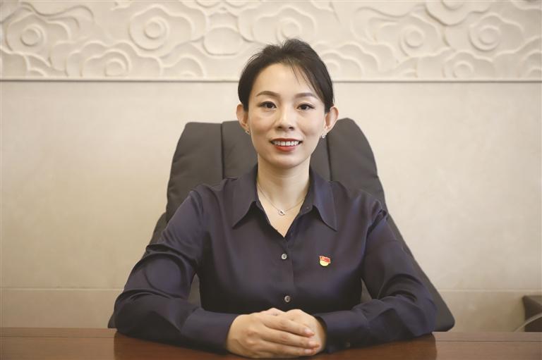 图为该行党总支书记、行长霍晓曼。