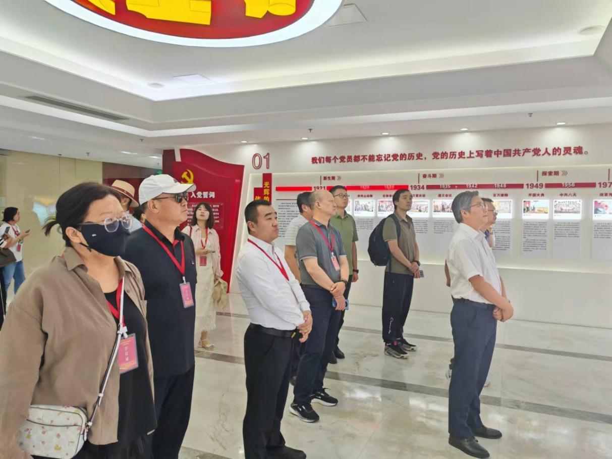 ▲ 培训班学员参观中交海西总部党建展厅。
