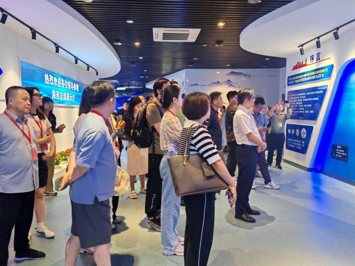 ▲ 学员走进企业综合展厅,被中国交建百年历史和“行”字甲骨文徽标深深吸引。