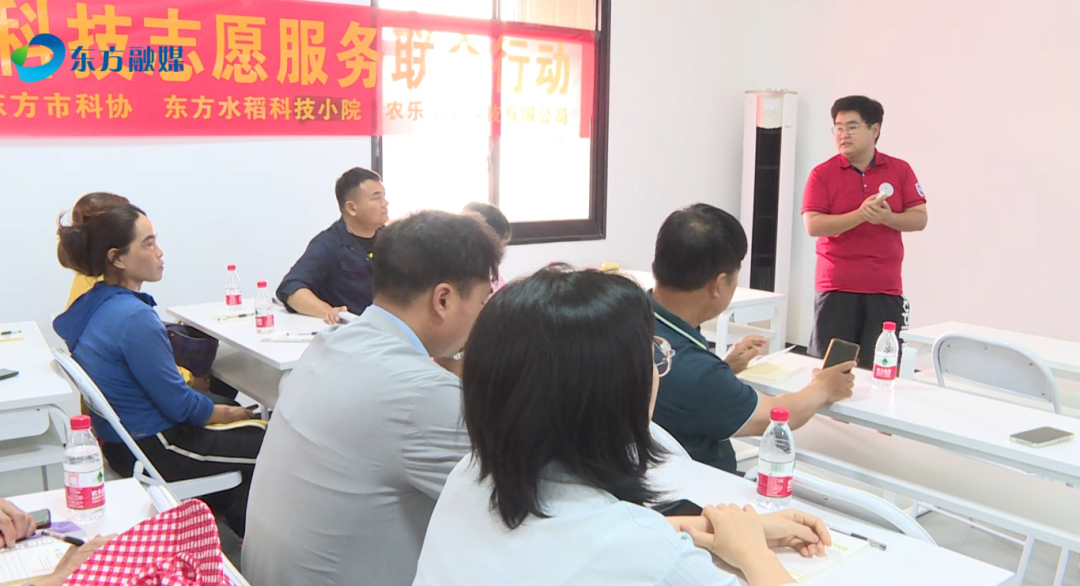 小院青年在为农户开展“农技课堂”,东方市融媒体中心 摄
