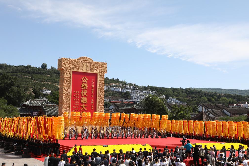 6月21日,演员在公祭伏羲大典上表演乐舞告祭仪式。新华社记者张智敏摄