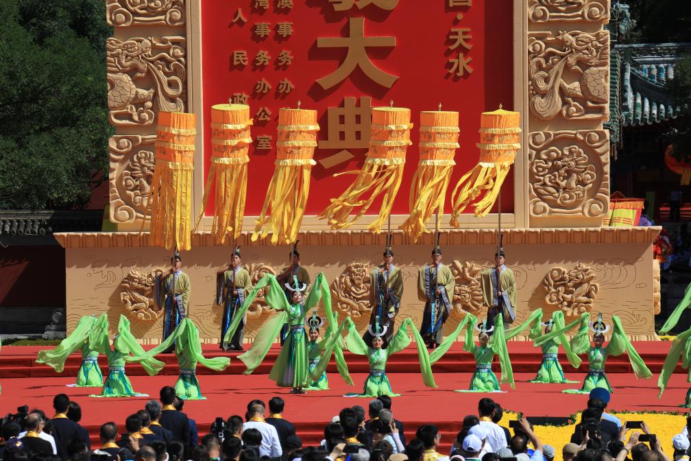 6月21日,演员在公祭伏羲大典上表演乐舞告祭仪式。新华社记者张智敏摄