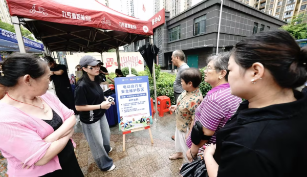 图:九号公司为智苑社区居民做电动车风险排查和免费保养