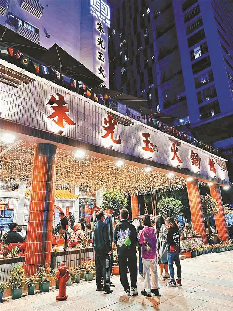 深圳各餐厅人气旺。深圳商报记者 李佳佳 摄