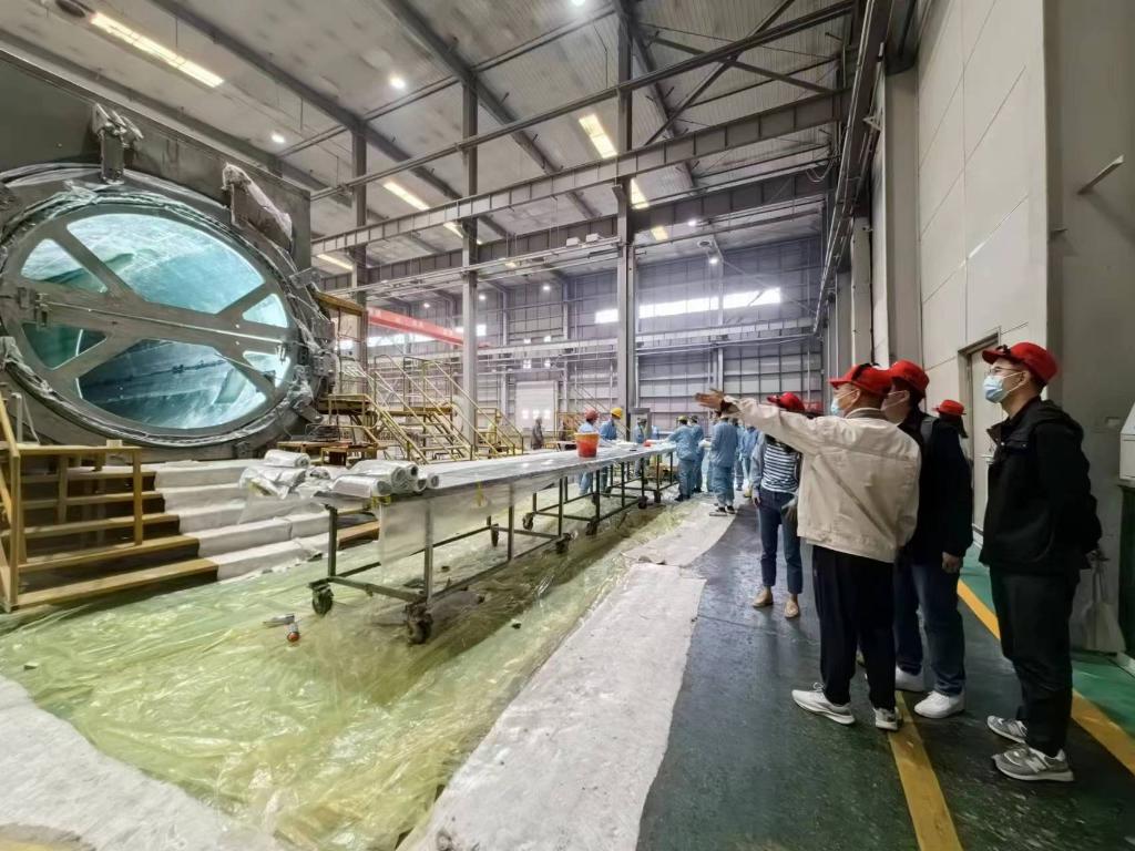 图为6月5日,内蒙古玉晶科技有限公司的高度自动化产线正在生产特种玻璃
