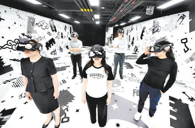 观众体验元宇宙数字产品。 本报记者 和冠欣摄