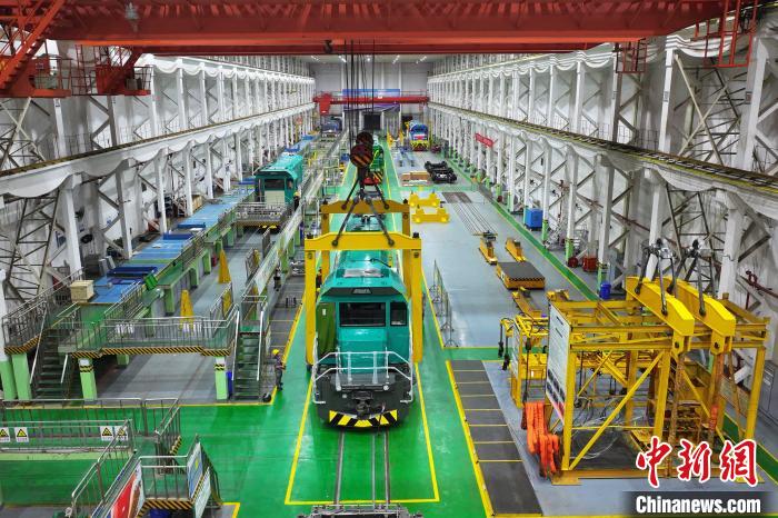 圖為中車資陽公司正在生產組裝新能源機車。(中國中車供圖)