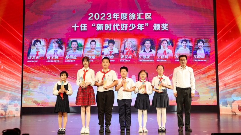 追光少年跨越时空对话先烈 徐汇区举办“新时代好少年”宣传展示活动（跨时空对话牺牲战友）追光少年读后感800字 作文网.net，