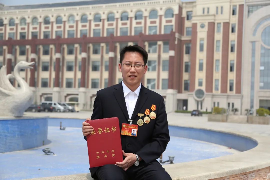 △学校教师杨珍明荣获全国先进工作者、国家五一劳动奖章、全国技术能手