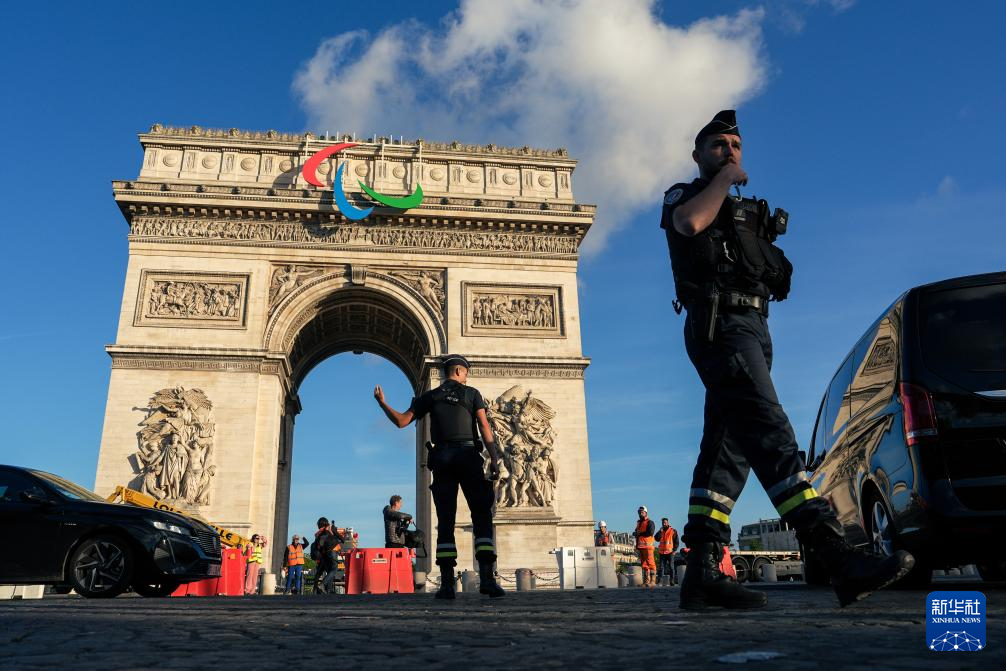   這是6月28日在法國巴黎拍攝的懸掛有殘奧會標誌的凱旋門。新華社記者 許暢 攝